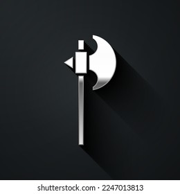 Icono de hacha medieval plateado aislado en fondo negro. Battle ax, verdugo hacha. arma medieval. Estilo de sombra larga. Vector