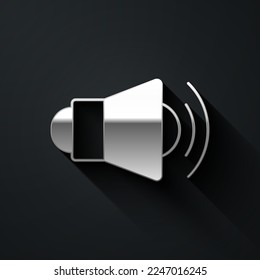 Silver Megaphone Symbol einzeln auf schwarzem Hintergrund. Lautsprecher-Schild. Lange Schattenstil. Vektorgrafik