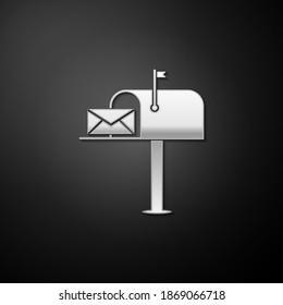Plata Abre la caja de correo con un icono de sobre aislado en el fondo negro. Estilo de sombra larga. Vector.