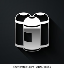 El spray de pintura plateada puede aislar el icono en el fondo negro. Estilo de sombra larga. Vector
