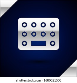 Silbertabletten in Blisterpackungen Symbol einzeln auf dunkelblauem Hintergrund. Arzneimittelpackung für Tablette, Vitamin, Antibiotikum, Aspirin. Vektorillustration-Illustration