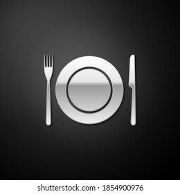 Silberplatten, Gabel und Messersymbol einzeln auf schwarzem Hintergrund. Farbensymbol. Restaurantschild. Lange Schattenstil. Vektorgrafik.