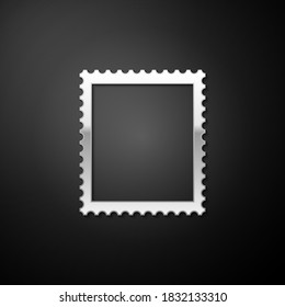 Icono de sello postal plateado aislado en fondo negro. Estilo de sombra larga. Vector.