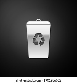 Papelera de reciclaje de plata con icono de símbolo de reciclaje aislado sobre fondo negro. Icono de la barra diagonal. Signo de basurero. Reciclar el signo de la canasta. Estilo de sombra larga. Vector.