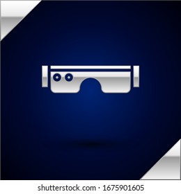 Gafas Silver Smart montadas sobre el icono de los espectáculos aislados sobre fondo azul oscuro. Gafas inteligentes de electrónica con cámara y pantalla.  Ilustración vectorial