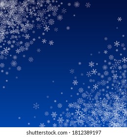Fondo azul del vector de nieve plateado. Xmas Snowflake Transparente. Diseño De Caída Gris. vacaciones mágicas de la nevada.