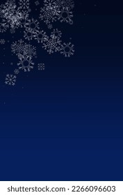 Fondo azul del vector de nieve plateado. Nevada De Invierno Transparente. Cartel del feriado blanco. Xmas Textura de copo de nieve.