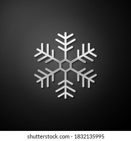 Icono del copo de nieve plateado aislado en fondo negro. Estilo de sombra larga. Vector.