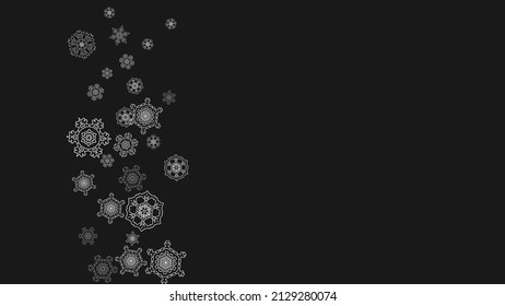 El marco plateado de copos de nieve sobre fondo negro. Marco horizontal brillante de Navidad y Año Nuevo para certificado de regalo, anuncios, pancartas, volantes. La caída de la nieve con brillantes copos de nieve plateados para la invitación a la fiesta