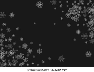 El marco plateado de copos de nieve sobre fondo negro. Marco horizontal brillante de Navidad y Año Nuevo para certificado de regalo, anuncios, pancartas, volantes. La caída de la nieve con brillantes copos de nieve plateados para la invitación a la fiesta