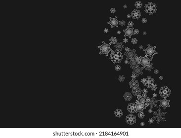 El marco plateado de copos de nieve sobre fondo negro. Marco horizontal brillante de Navidad y Año Nuevo para certificado de regalo, anuncios, pancartas, volantes. La caída de la nieve con brillantes copos de nieve plateados para la invitación a la fiesta