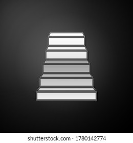 Icono de escalera plateada aislado en fondo negro. Estilo de sombra larga. Vector