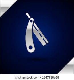 Icono de cuchilla de afeitar Plata, aislado en fondo azul oscuro. Símbolo de barbería.  Ilustración vectorial