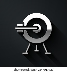 Destino plateado con icono de flecha aislado en el fondo negro. Cartel del tablero de dibujo. Icono del tablero de tiro con arco. Cartel de pizarra. Concepto de objetivo comercial. Estilo de sombra larga. Vector