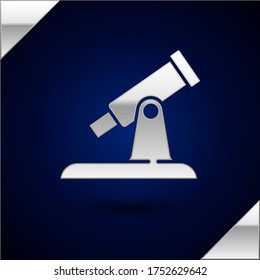 Icono del telescopio plateado aislado en fondo azul oscuro. Herramienta científica. Elemento educativo y astronómico, vidrio espía y estrellas de estudio.  Vector