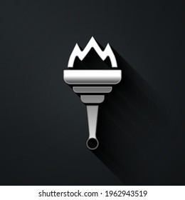 Icono de la llama de la antorcha plateada aislado en fondo negro. Bomba de símbolo caliente, potencia de llama, inflamación y calor. Estilo de sombra larga. Vector
