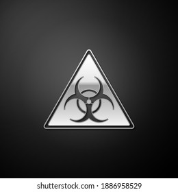 Señal del triángulo plateado con icono del símbolo Biohazard aislado en el fondo negro. Estilo de sombra larga. Vector.
