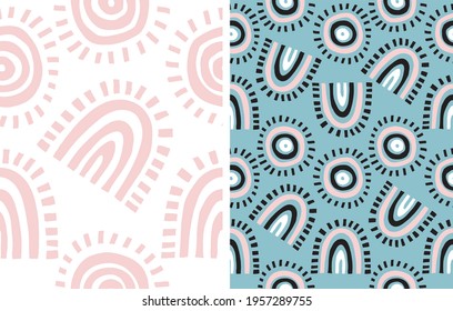 Impresión geométrica abstracta simple. Patrones vectores de estilo boho a mano libre ideal para tejidos,textiles. Arrojadas a mano, las arcoiris y los soles irregulares se aislaron en un fondo blanco y azul pálido. 