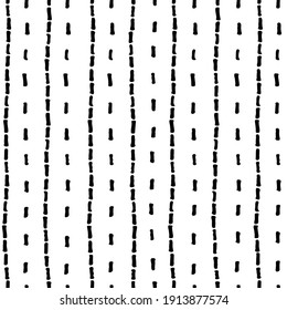 Sencillo fondo con líneas de guiones en blanco y negro dibujadas a mano. Patrón sin foco. Textura a rayas. Ilustración del vector