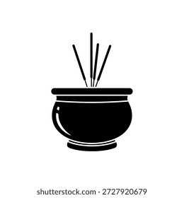 Ein einfaches Schwarz-Weiß-Symbol, das in einem dekorativen Halter aufrecht stehende Räucherstäbchen darstellt, die für Aromatherapie oder religiöse Rituale verwendet werden.