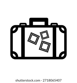 Simple ilustración en blanco y negro de una maleta con tres fotografías en el interior