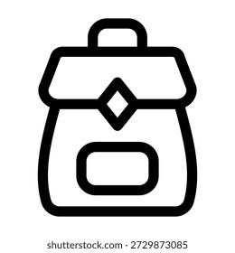 Un simple icono de arte lineal en blanco y negro de una mochila. El diseño de garabato minimalista cuenta con un asa de transporte superior, una decoración en forma de diamante en la solapa delantera y un bolsillo rectangular en la parte inferior. Este gráfico aislado es adecuado para conceptos relacionados con viajes, camping, escuela, senderismo y educación.
