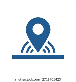 Un simple ícono gráfico azul que representa un marcador de pin de ubicación que emite ondas de señal inalámbricas sobre una línea Horizontal, establecido sobre un fondo blanco puro. Ideal para cartografía, navegación y conectividad
