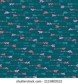 Las simples flechas de boho graban un patrón impecable. Diseño étnico azteca. Tema indígena americano. Ilustración de flechas dibujadas a mano. Cuadros de papel textil para niños. Símbolos de caza.