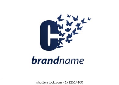 Diseño del logotipo de ilustración simple y encantadora, libertad de mariposa C inicial.