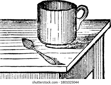 Einfache Teebecher mit Löffel, Vintage-Linienzeichnung oder Graviergrafik.