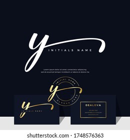 schlichter, eleganter Anfangsschriftbrief Y auf goldener Farbe. Luxusvektorlogotype mit Visitenkartenvorlage
