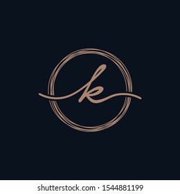 Letra simple elegante K con símbolo de logotipo de escritura a mano en círculo