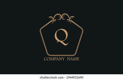 Ein einfaches, exquisites Monogramm mit dem Buchstaben Q. Kann als Logo für ein Unternehmen, Boutique, Restaurant, Business verwendet werden.
