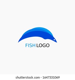 Logotipo simple de pescado en azul, nadar en agua de mar, logotipo para el negocio de los pescados, mariscos, restaurantes, pesca