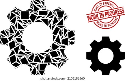 Einfaches geometrisches Mosaik und Work in Progress-Grunge-Siegel. Rotes Siegel hat Work in Progress-Bildunterschrift im Kreis und Linien Form. Die Symbolcollage für Vektorgeschirr ist voll von verstreuten Dreiecken,