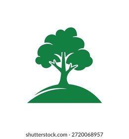Una silueta de árbol verde simple con una corona redondeada y una colina corta, creada con líneas audaces y detalles mínimos, sobre un fondo blanco puro.