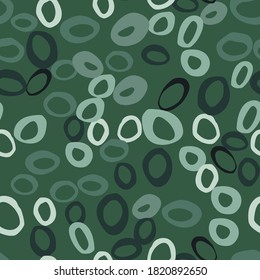 Einfach handgezeichneter geometrischer Ausdruck mit Ringen nahtlos Muster. Abstrakte Formen, Kunstwerke in grüner Farbpalette. Gut geeignet für Tapeten, Textilien, Wickelpapier, Stoffdruck. Vektorgrafik.