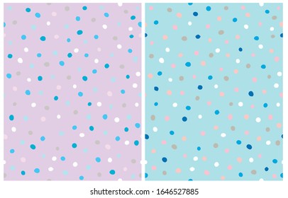 Modelos de vectores de puntos irregulares dibujados a mano simples. Puntos azules, rosas, beiges y blancos en un fondo azul claro. Puntos azules y blancos sobre un violeta claro. Impresión con puntos abstracta de estilo infantil.