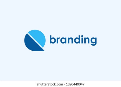 Einfaches Logo für den Anfangsbuchstaben Q. Blue Circle Form mit Cut Style einzeln auf weißem Hintergrund. Für Unternehmens- und Branding-Logos geeignet. Flaches Vectorlogo-Design-Vorlagenelement.