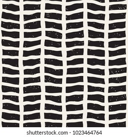 Padrão geométrico de tinta simples. Plano de fundo de traçados preto e branco monocromáticos. Textura escovada de tinta desenhada à mão para o seu design