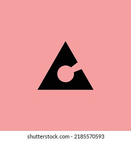 Simple letra G logo hecho de un triángulo. Un logo aislado en un fondo rosado. Adecuado para empresas, corporaciones, negocios, industria y marca.