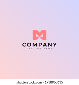 Logotipo de letra simple M con un espacio geométrico negativo mariposa en el centro, ideal para cualquier cosa en ballenas relacionadas con la mariposa