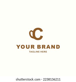 logotipo simple taza de café combinada y letra C