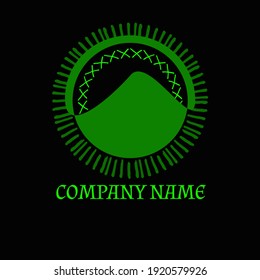 Logo simple, ilustración de círculo y montaña en color verde, fondo negro, para el logo de la empresa.
Ubicación Dieng, Wonosobo, Java Central, Indonesia.
