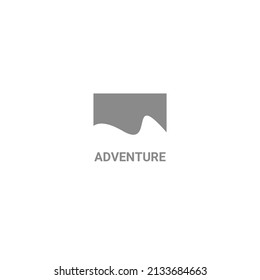 Un simple logo de las montañas. aventurero.