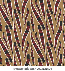 Sencilla planta de serpiente roja mínima deja un patrón tropical sin costuras. Fondo marrón. Textura moderna de follaje de jungla a rayas de estilo plano. Ilustración vectorial de material.