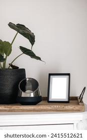 simple póster de maquillaje minimalista sobre la mesa con decoración de plantas