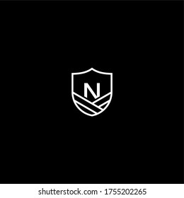 Diseño de logotipo simple y moderno de placa N aislado con fondo negro.