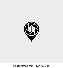 simple pin moderno con captura y letra del logotipo J en el interior. diseño creativo de la carta del logo.