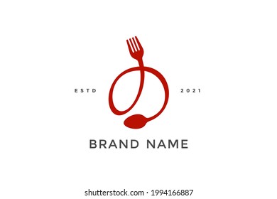 Diseño inicial de logotipo de ilustración simple, moderna y única O combinado con tenedor y cuchara. Logotipo recomendado para bebidas relacionadas con el negocio, restaurante, cafetería y comida.